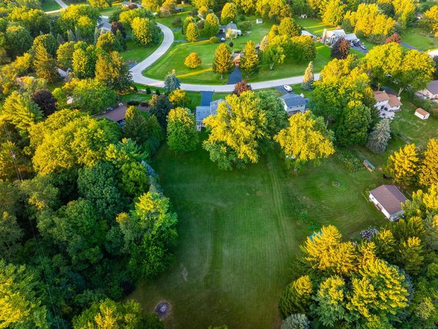S77W26575 Crestview COURT, Waukesha, WI 53189