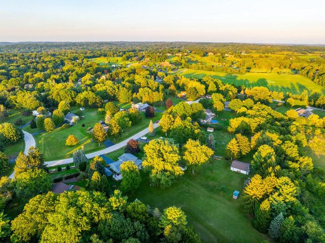 S77W26575 Crestview COURT, Waukesha, WI 53189