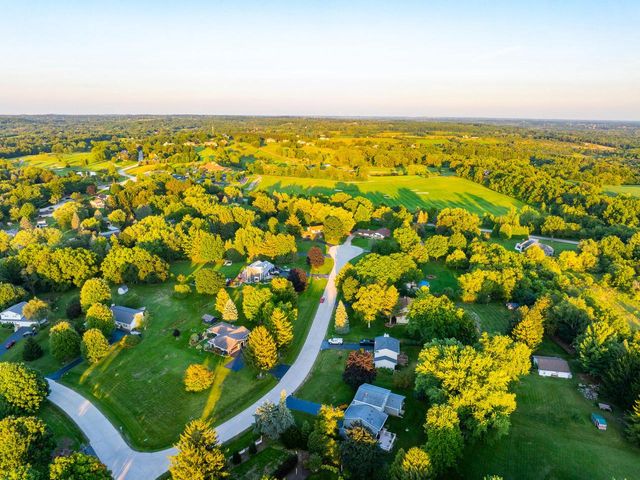 S77W26575 Crestview COURT, Waukesha, WI 53189