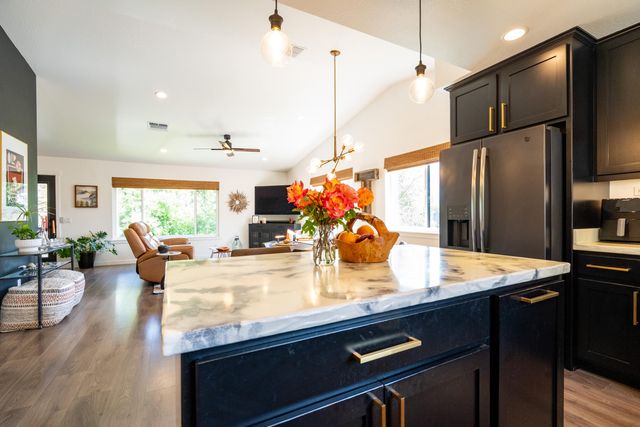 1168 NE Bonney Doon Lane, Grants Pass, OR 97526