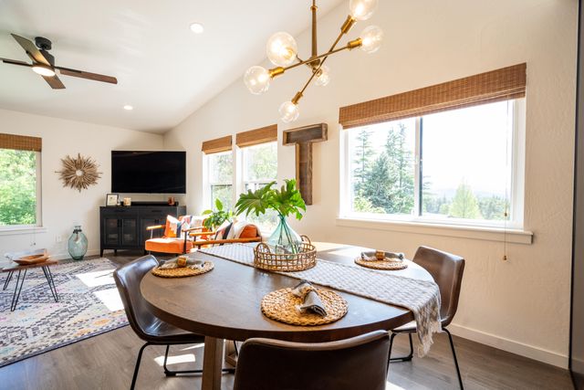 1168 NE Bonney Doon Lane, Grants Pass, OR 97526