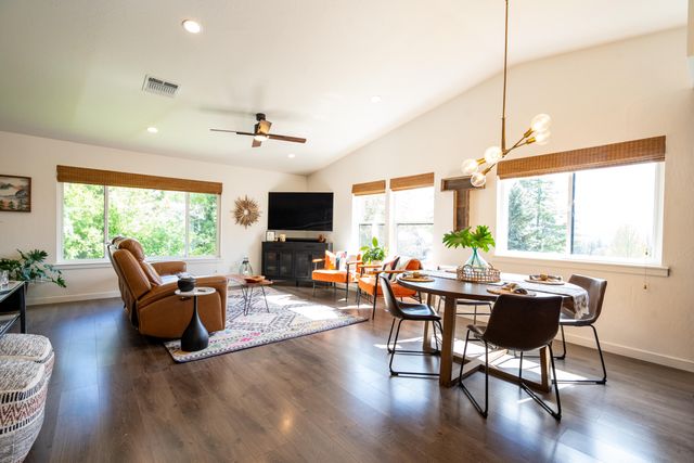 1168 NE Bonney Doon Lane, Grants Pass, OR 97526