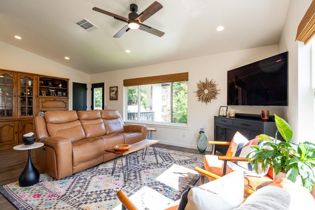 1168 NE Bonney Doon Lane, Grants Pass, OR 97526