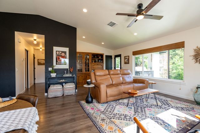 1168 NE Bonney Doon Lane, Grants Pass, OR 97526