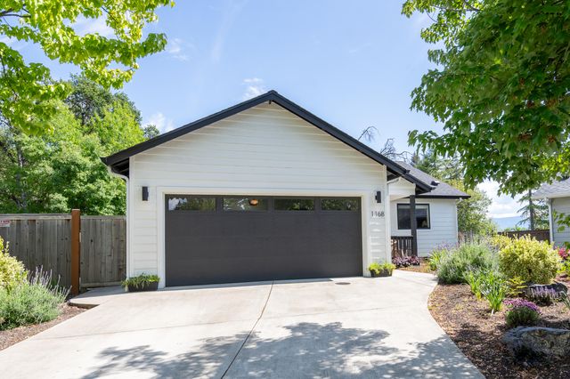 1168 NE Bonney Doon Lane, Grants Pass, OR 97526