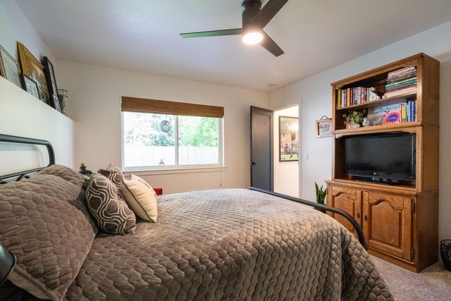 1168 NE Bonney Doon Lane, Grants Pass, OR 97526