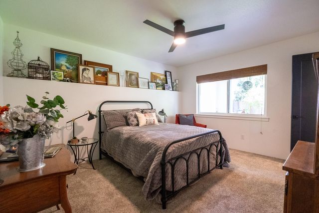 1168 NE Bonney Doon Lane, Grants Pass, OR 97526