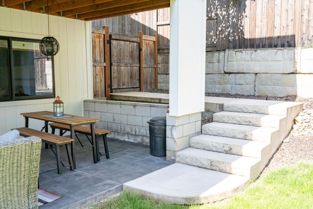 1168 NE Bonney Doon Lane, Grants Pass, OR 97526