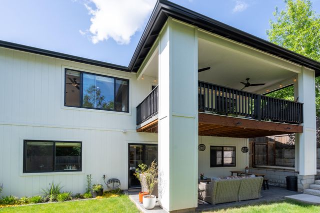 1168 NE Bonney Doon Lane, Grants Pass, OR 97526