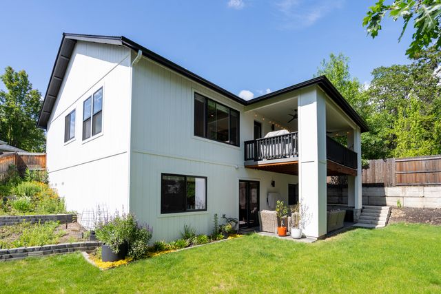 1168 NE Bonney Doon Lane, Grants Pass, OR 97526