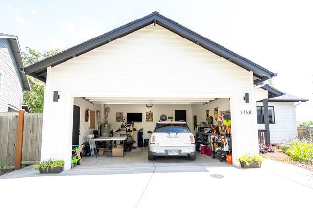 1168 NE Bonney Doon Lane, Grants Pass, OR 97526