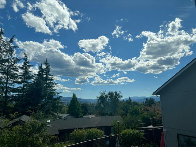 1168 NE Bonney Doon Lane, Grants Pass, OR 97526