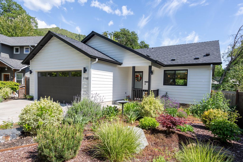 1168 NE Bonney Doon Lane, Grants Pass, OR 97526