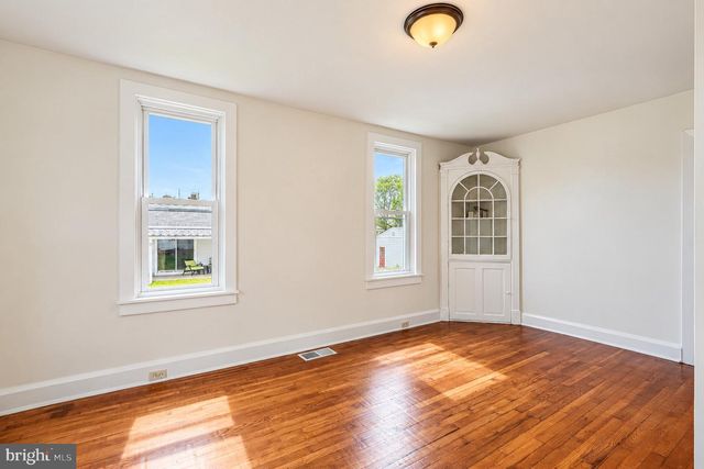 9 W PENNSYLVANIA AVE, Stewartstown, PA 17363