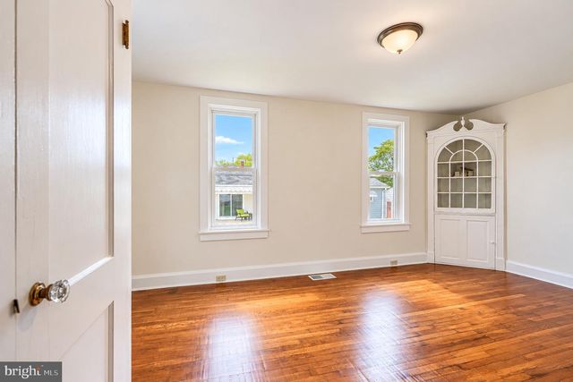 9 W PENNSYLVANIA AVE, Stewartstown, PA 17363
