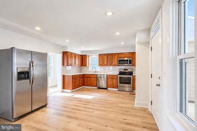 9 W PENNSYLVANIA AVE, Stewartstown, PA 17363