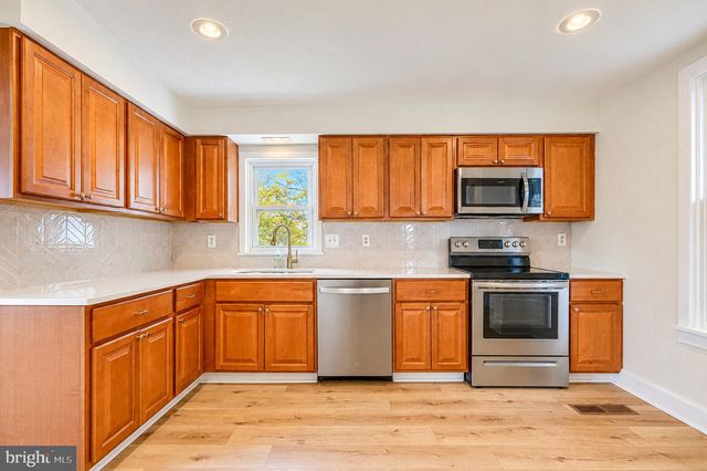 9 W PENNSYLVANIA AVE, Stewartstown, PA 17363