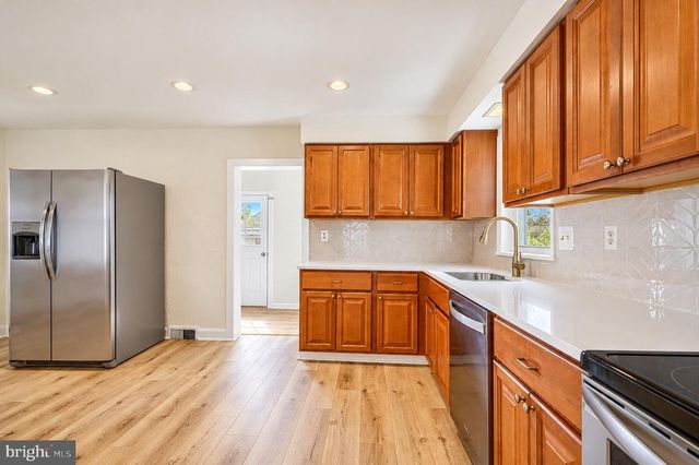 9 W PENNSYLVANIA AVE, Stewartstown, PA 17363