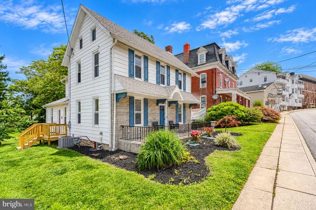 9 W PENNSYLVANIA AVE, Stewartstown, PA 17363