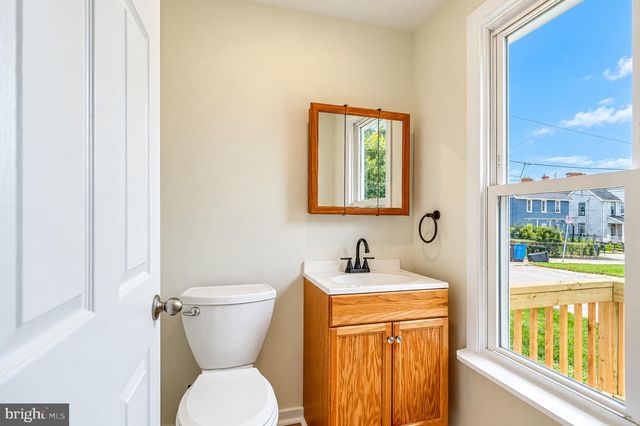 9 W PENNSYLVANIA AVE, Stewartstown, PA 17363