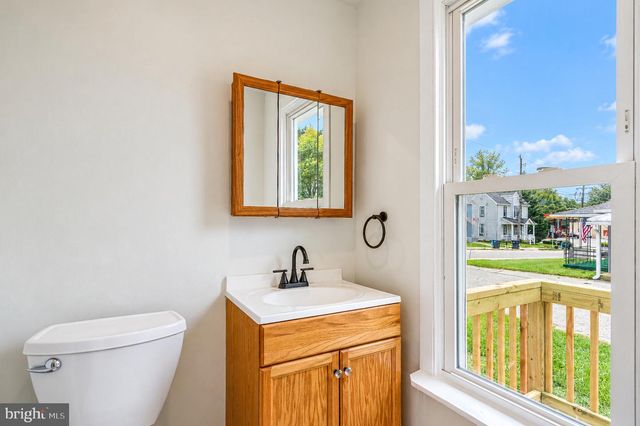 9 W PENNSYLVANIA AVE, Stewartstown, PA 17363