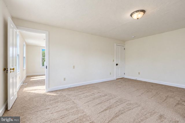 9 W PENNSYLVANIA AVE, Stewartstown, PA 17363