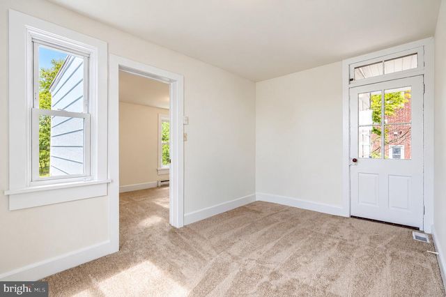 9 W PENNSYLVANIA AVE, Stewartstown, PA 17363