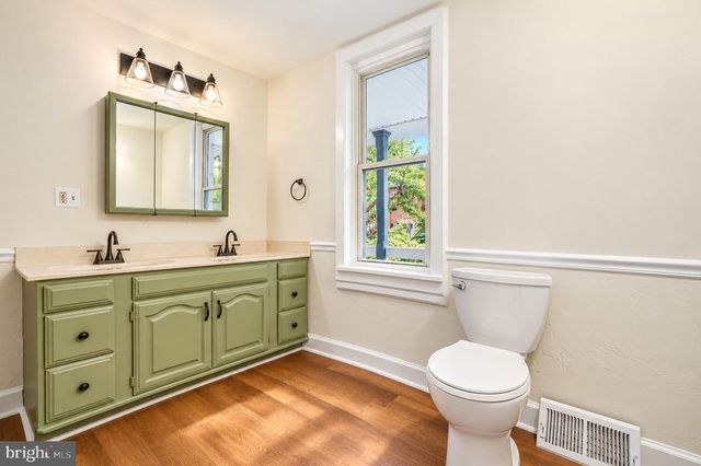 9 W PENNSYLVANIA AVE, Stewartstown, PA 17363