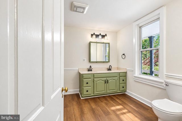 9 W PENNSYLVANIA AVE, Stewartstown, PA 17363