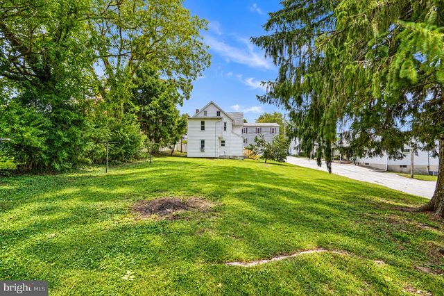 9 W PENNSYLVANIA AVE, Stewartstown, PA 17363