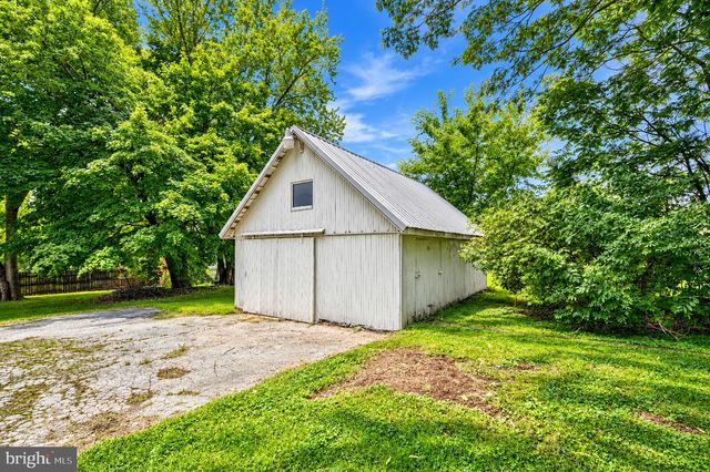 9 W PENNSYLVANIA AVE, Stewartstown, PA 17363