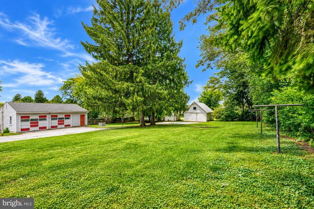 9 W PENNSYLVANIA AVE, Stewartstown, PA 17363