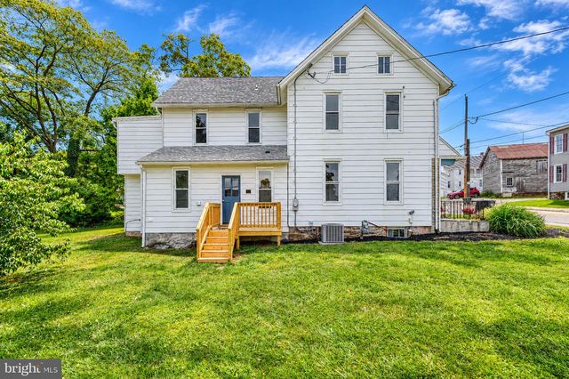 9 W PENNSYLVANIA AVE, Stewartstown, PA 17363