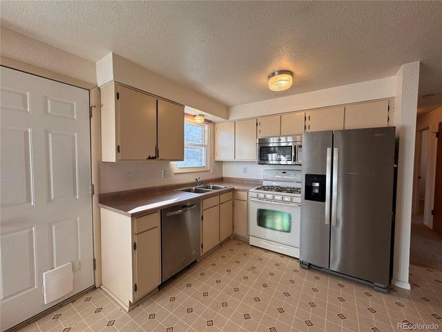 7034 W Roxbury Pl, Littleton, CO 80128