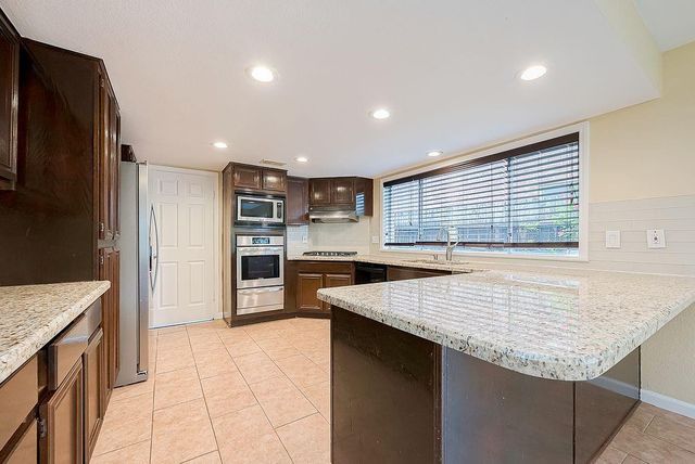 2039 Shorewood Lane, Sugar Land, TX 77479