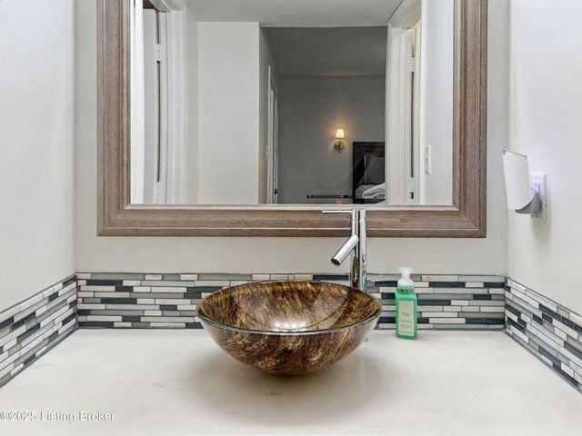 818 Washburn Ave APT 1-A, Louisville, KY 40222