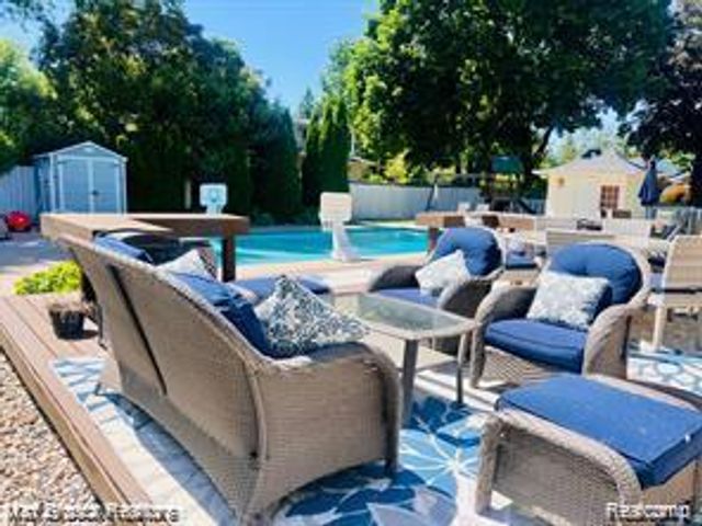 4784 S Valleyview Road, West Bloomfield, MI 48323