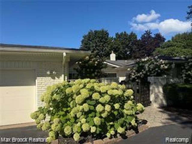 4784 S Valleyview Road, West Bloomfield, MI 48323