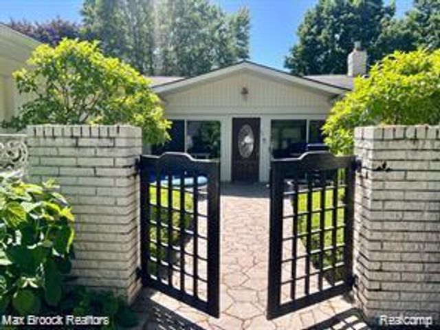 4784 S Valleyview Road, West Bloomfield, MI 48323
