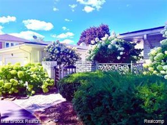 4784 S Valleyview Road, West Bloomfield, MI 48323