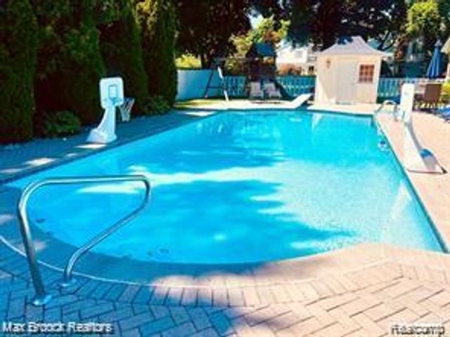 4784 S Valleyview Road, West Bloomfield, MI 48323
