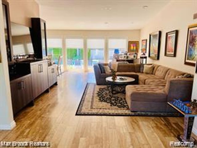 4784 S Valleyview Road, West Bloomfield, MI 48323