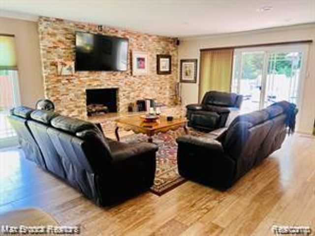 4784 S Valleyview Road, West Bloomfield, MI 48323