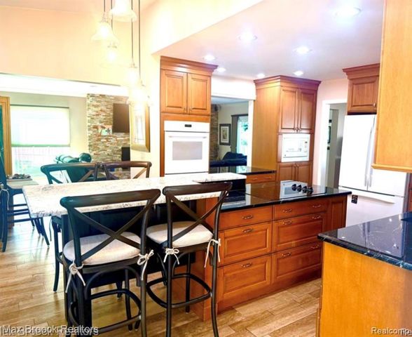 4784 S Valleyview Road, West Bloomfield, MI 48323