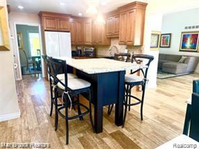 4784 S Valleyview Road, West Bloomfield, MI 48323