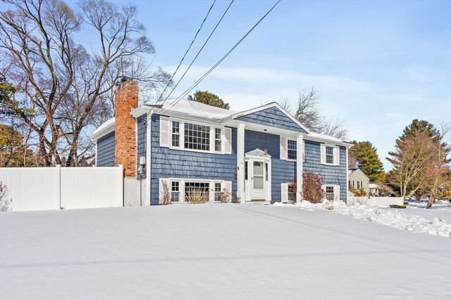 56 Puddingstone Ln, Bellingham, MA 02019