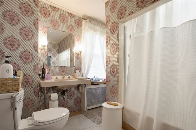 4 Hamill Rd, Worcester, MA 01602