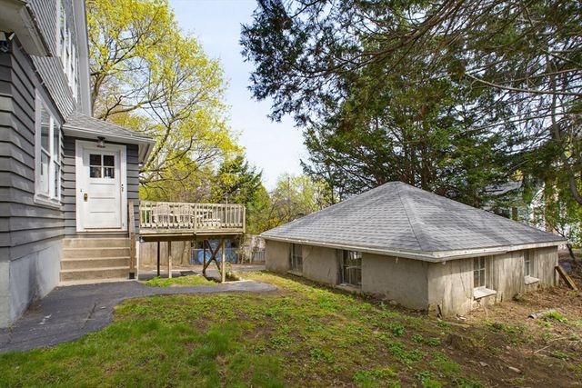 4 Hamill Rd, Worcester, MA 01602