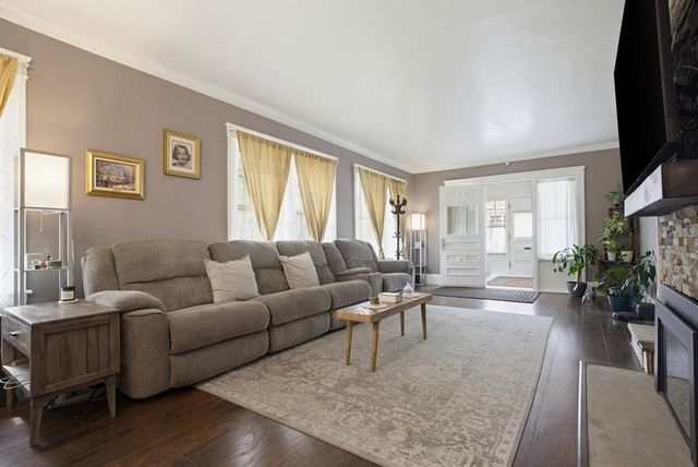 4 Hamill Rd, Worcester, MA 01602