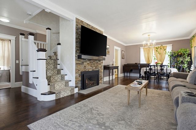 4 Hamill Rd, Worcester, MA 01602